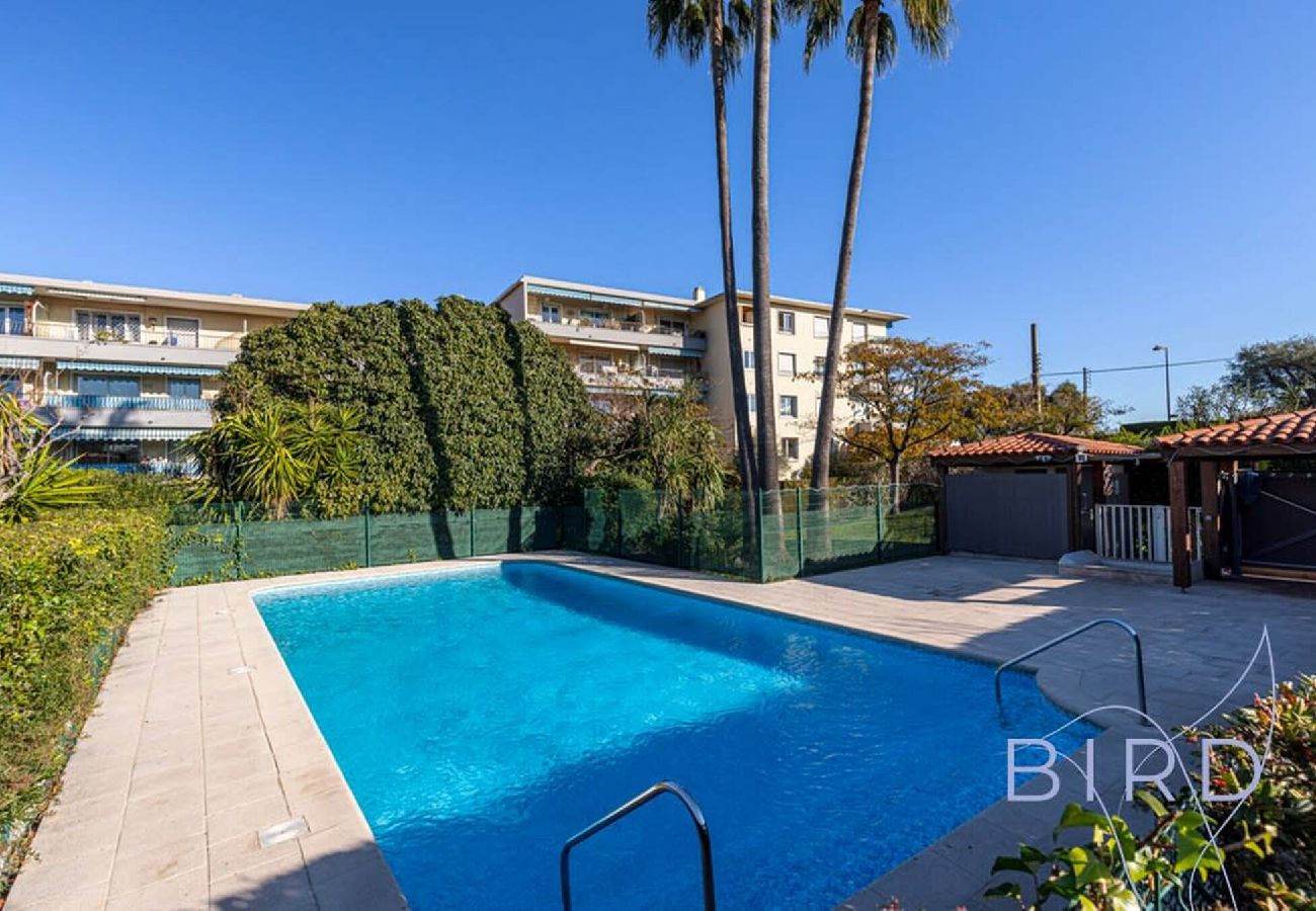 Appartement à Antibes - Spacieux T3 Piscine et Parking 