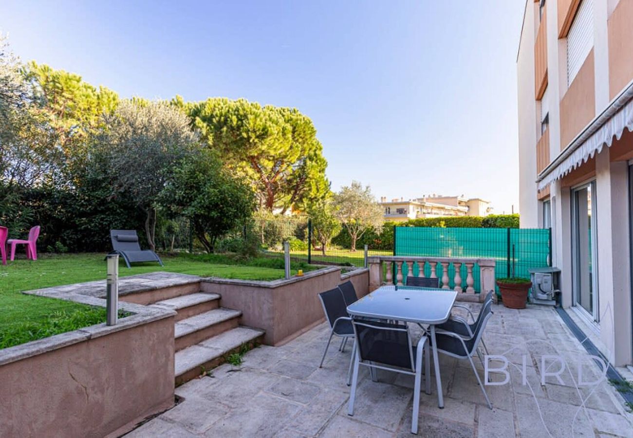 Appartement à Antibes - Spacieux T3 Piscine et Parking 