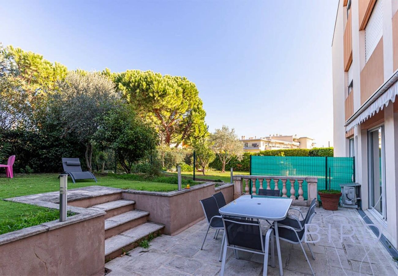 Appartement à Antibes - Spacieux T3 Piscine et Parking 