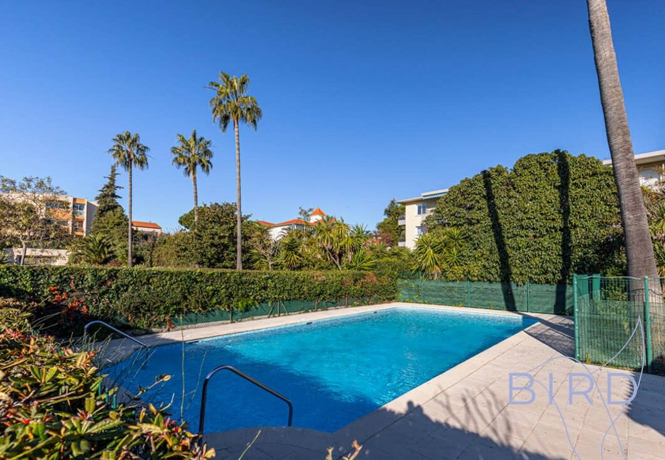 Appartement à Antibes - Spacieux T3 Piscine et Parking 