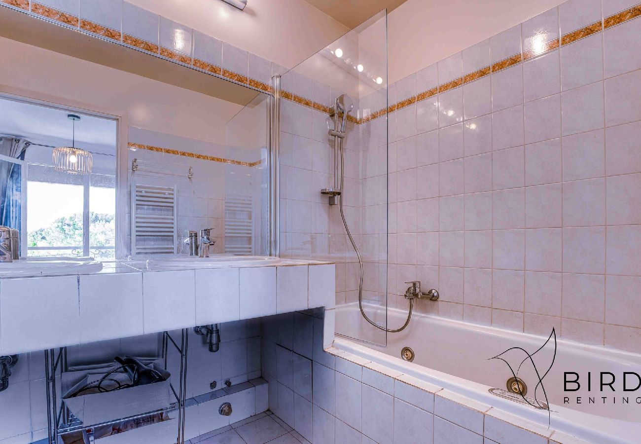 Maison à Biot - Bien-Être Assuré avec piscine et sauna 