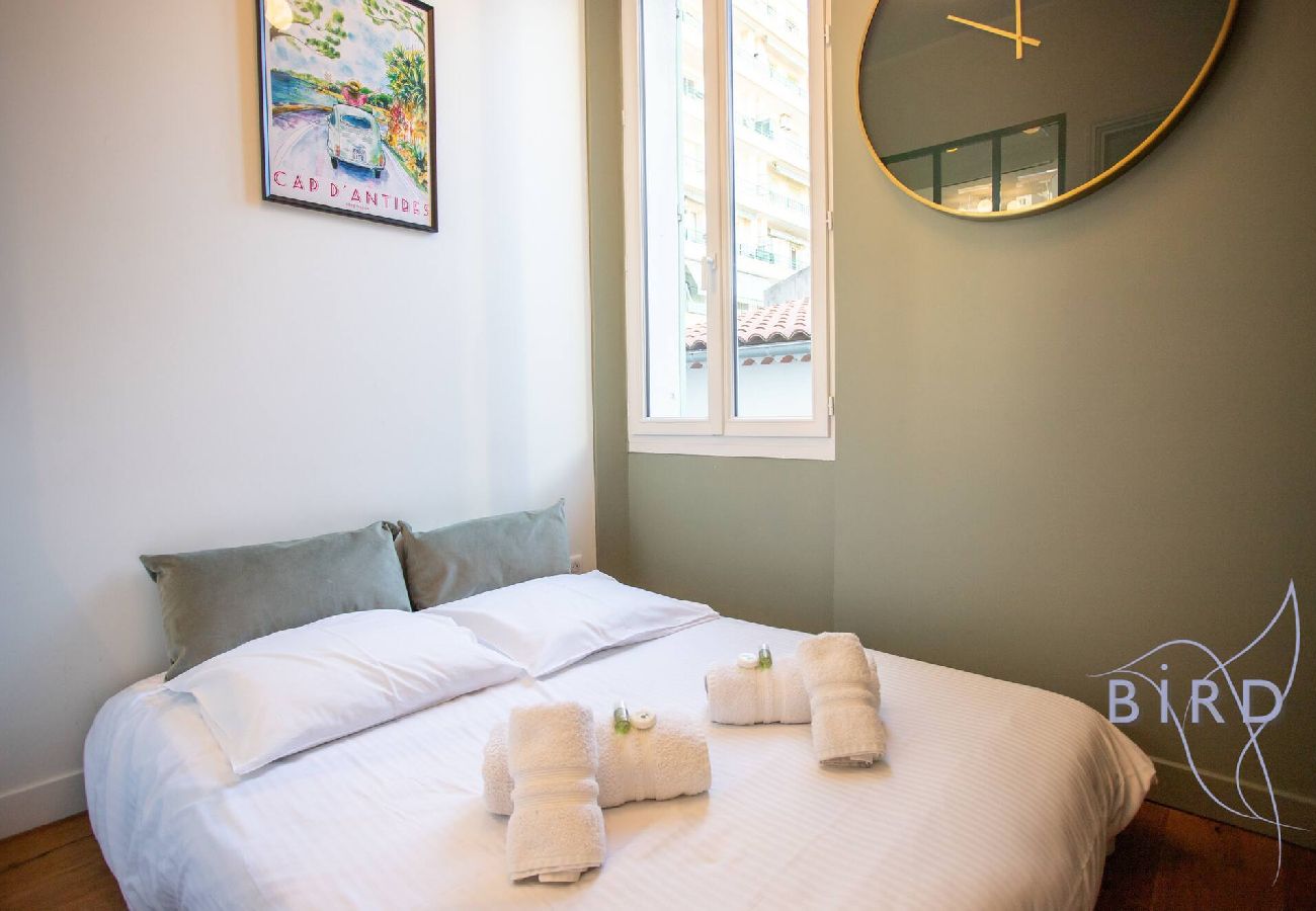 Appartement à Antibes - la GAROUPE Emplacement exceptionnel entre Vieille Ville & plages