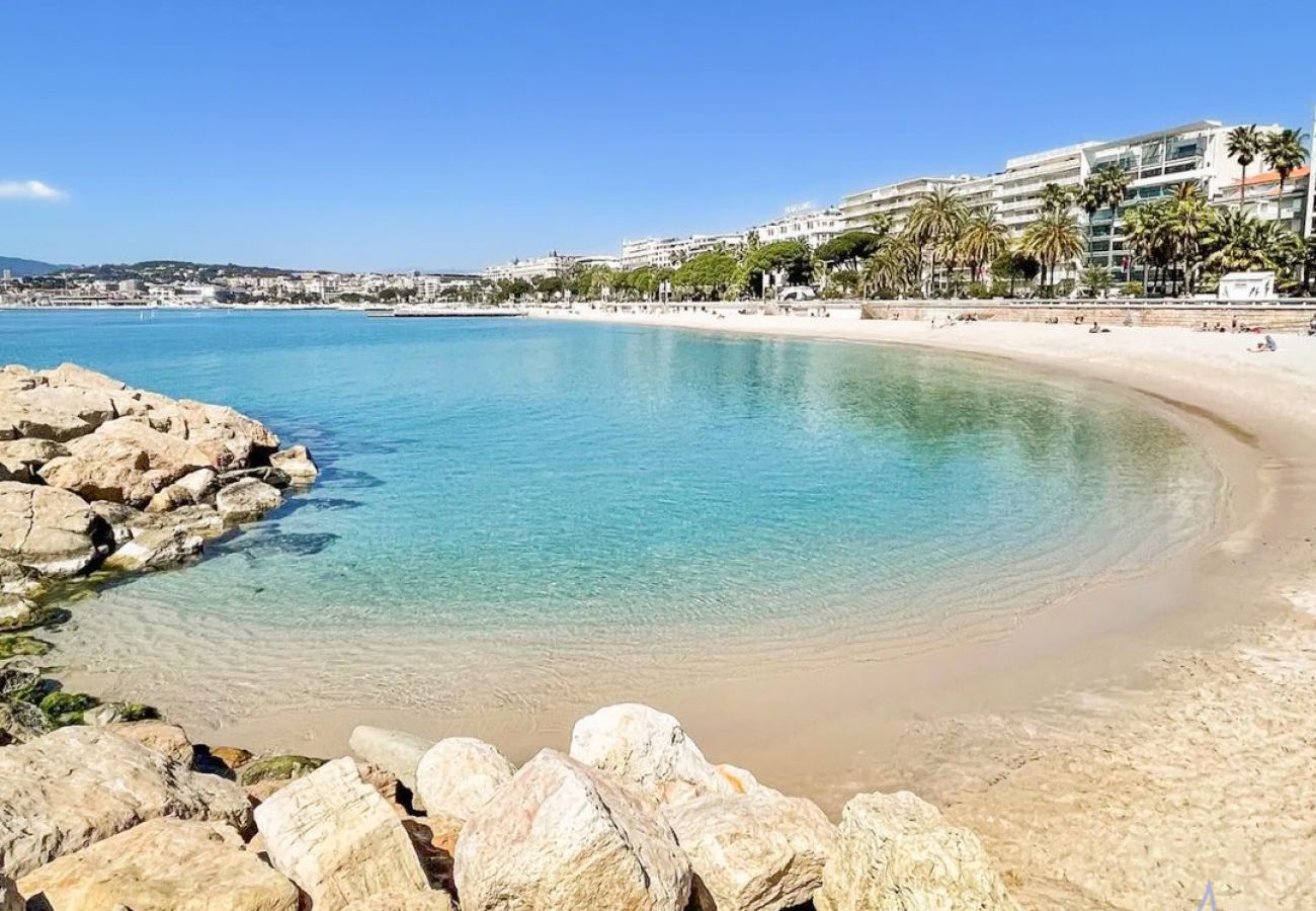 Studio à Cannes - Spacieux studio à 4min à pied des Plages 