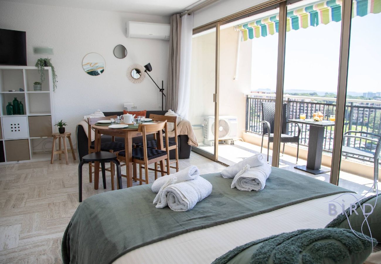 Studio à Mandelieu-la-Napoule - Elegant Studio Vue Marina Mer Et Esterel Piscine 