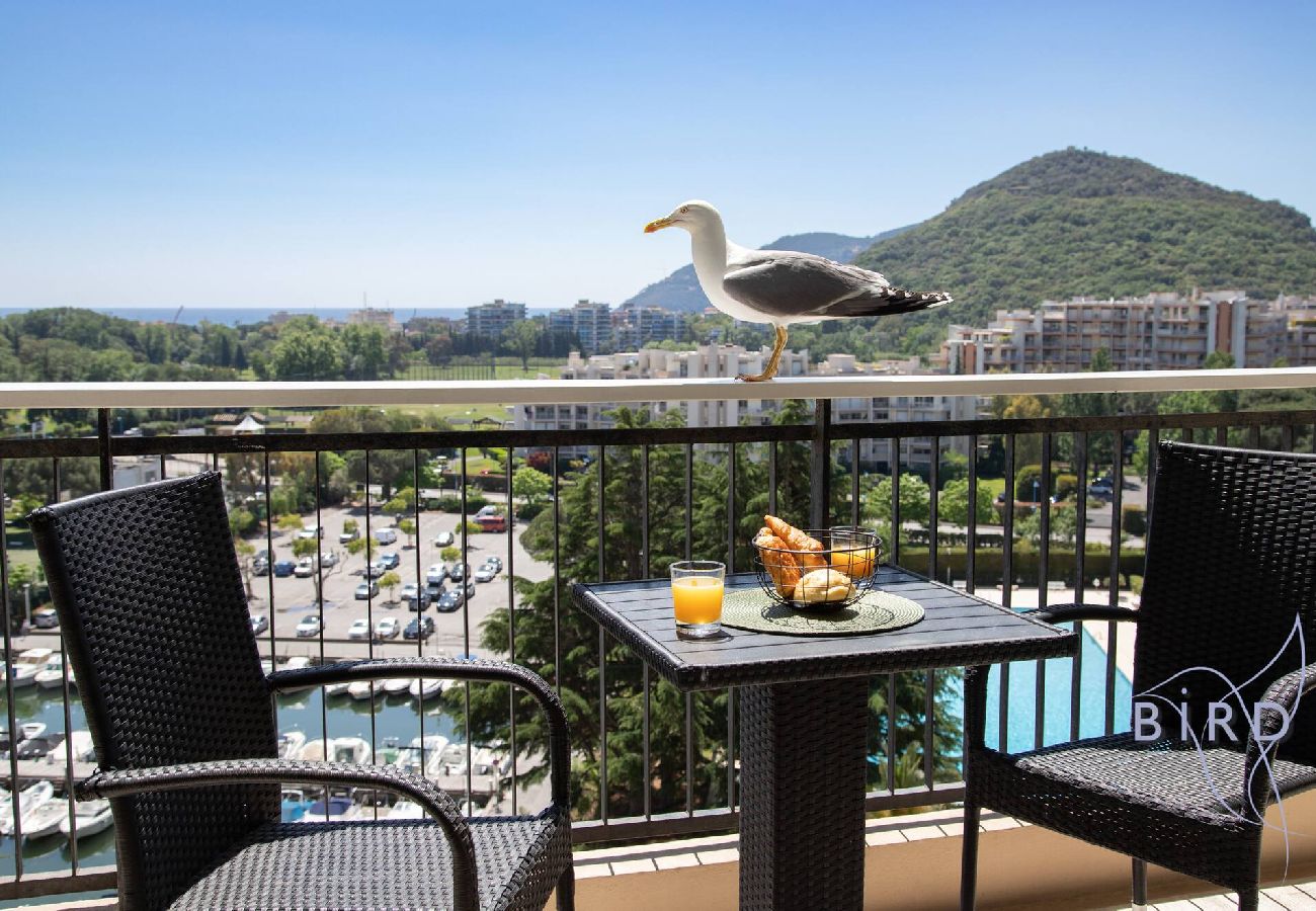 Studio à Mandelieu-la-Napoule - Elegant Studio Vue Marina Mer Et Esterel Piscine 