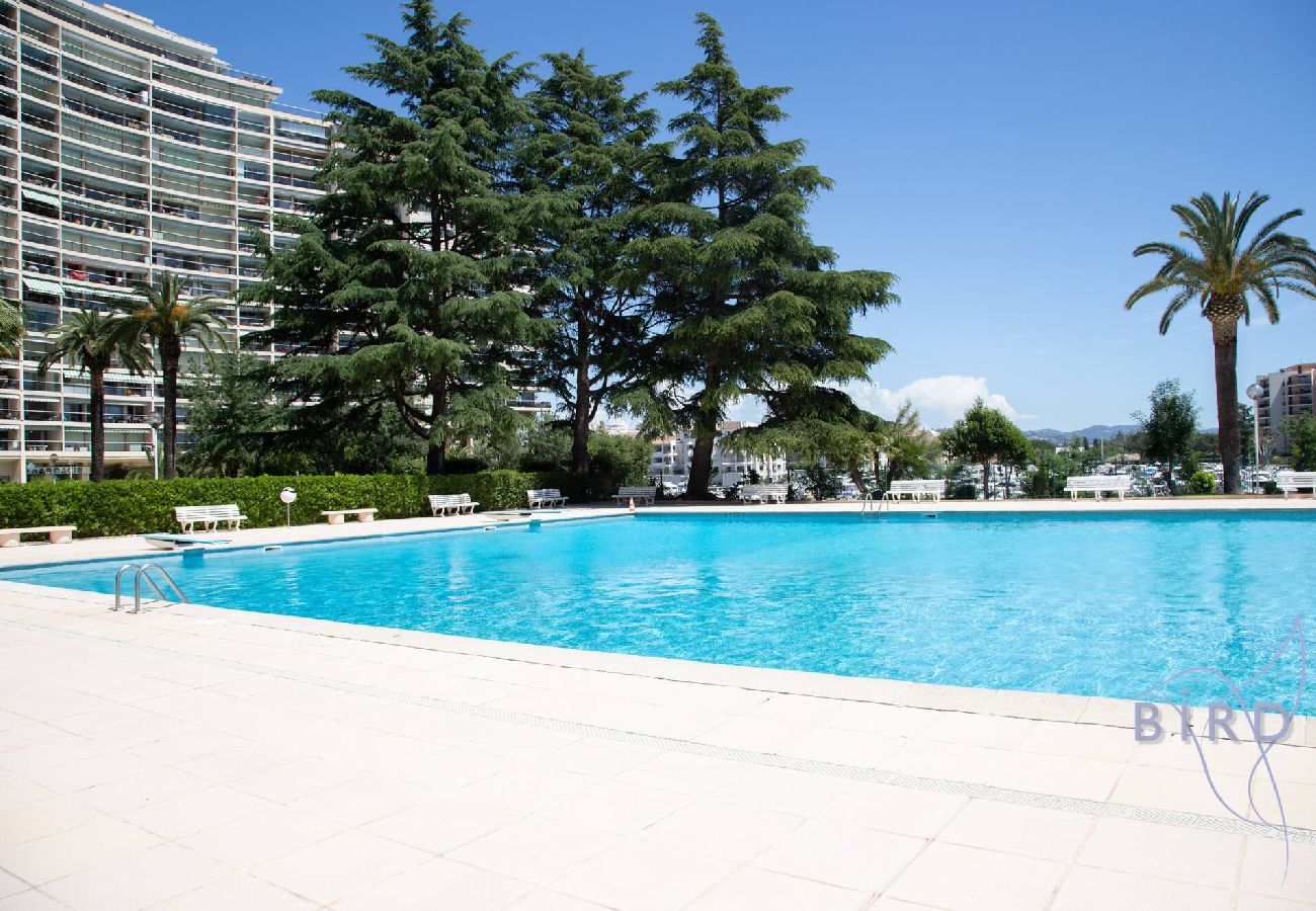 Studio à Mandelieu-la-Napoule - Elegant Studio Vue Marina Mer Et Esterel Piscine 