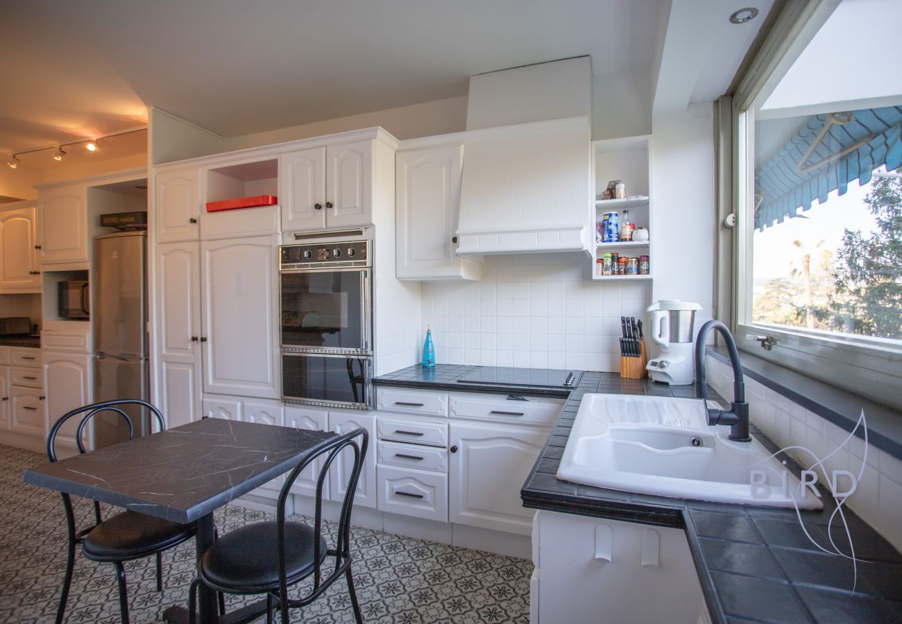 Appartement à Cannes - Grand 2P avec terrasse, parking & piscine - Cannes Montfleury