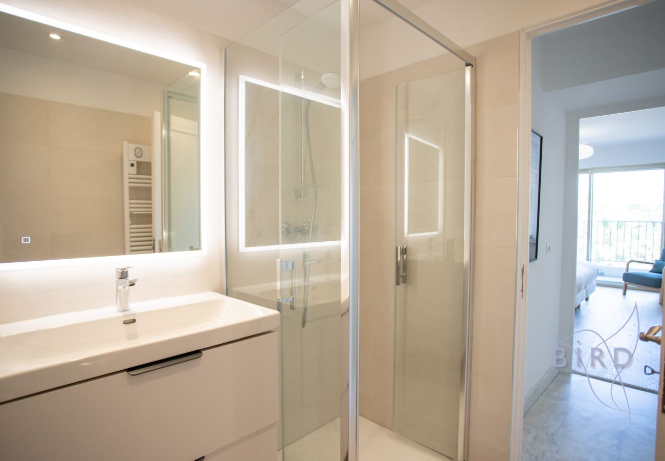 Appartement à Antibes - T3 d’exception avec terrasse & vue mer/port/Fort Vauban