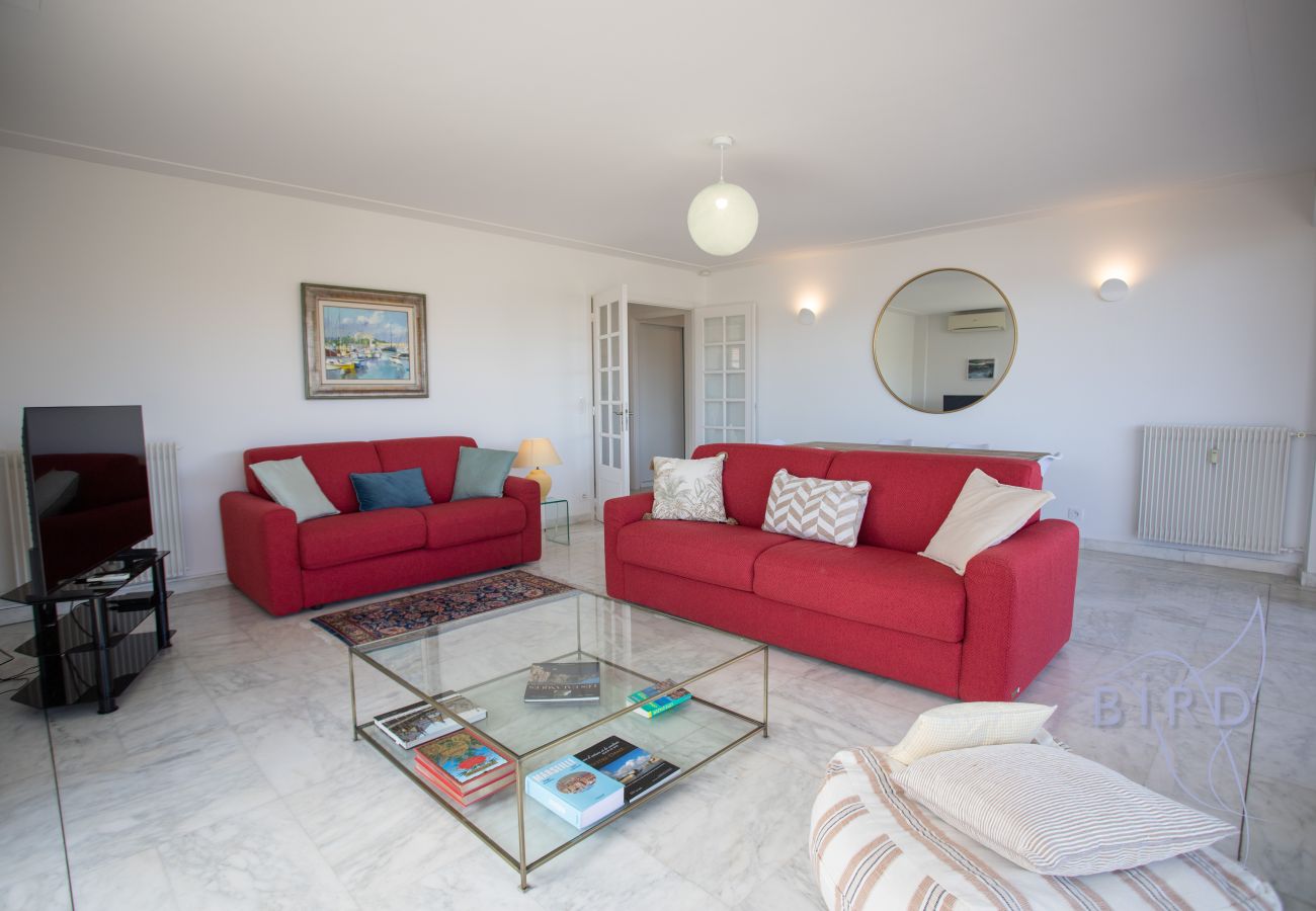 Appartement à Antibes - T3 d’exception avec terrasse & vue mer/port/Fort Vauban