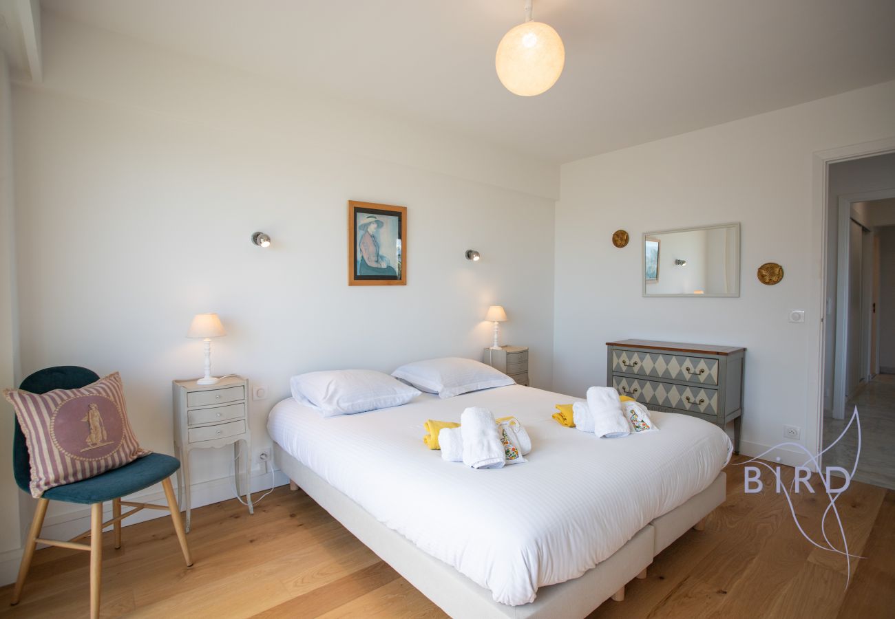 Appartement à Antibes - T3 d’exception avec terrasse & vue mer/port/Fort Vauban