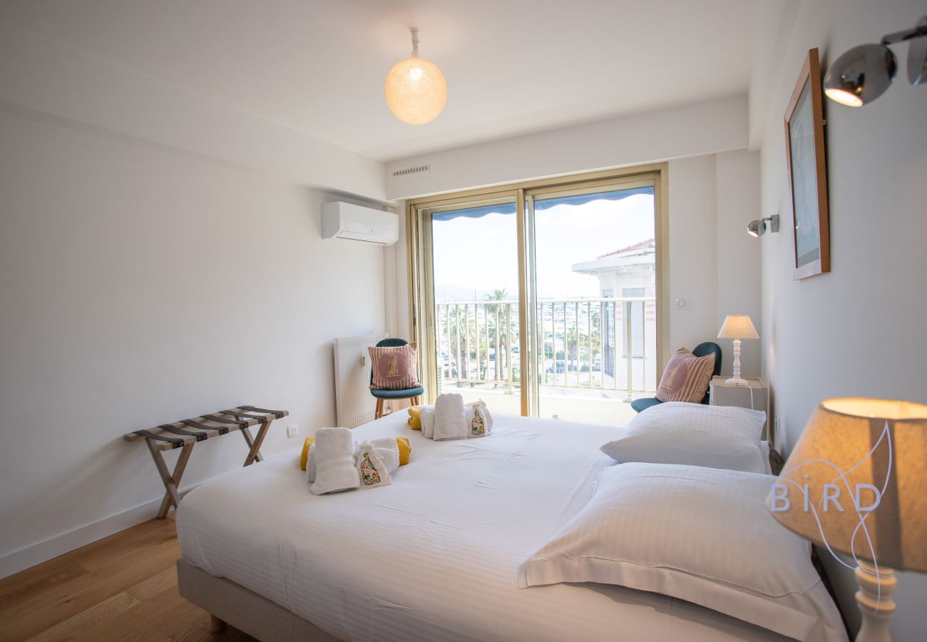 Appartement à Antibes - T3 d’exception avec terrasse & vue mer/port/Fort Vauban