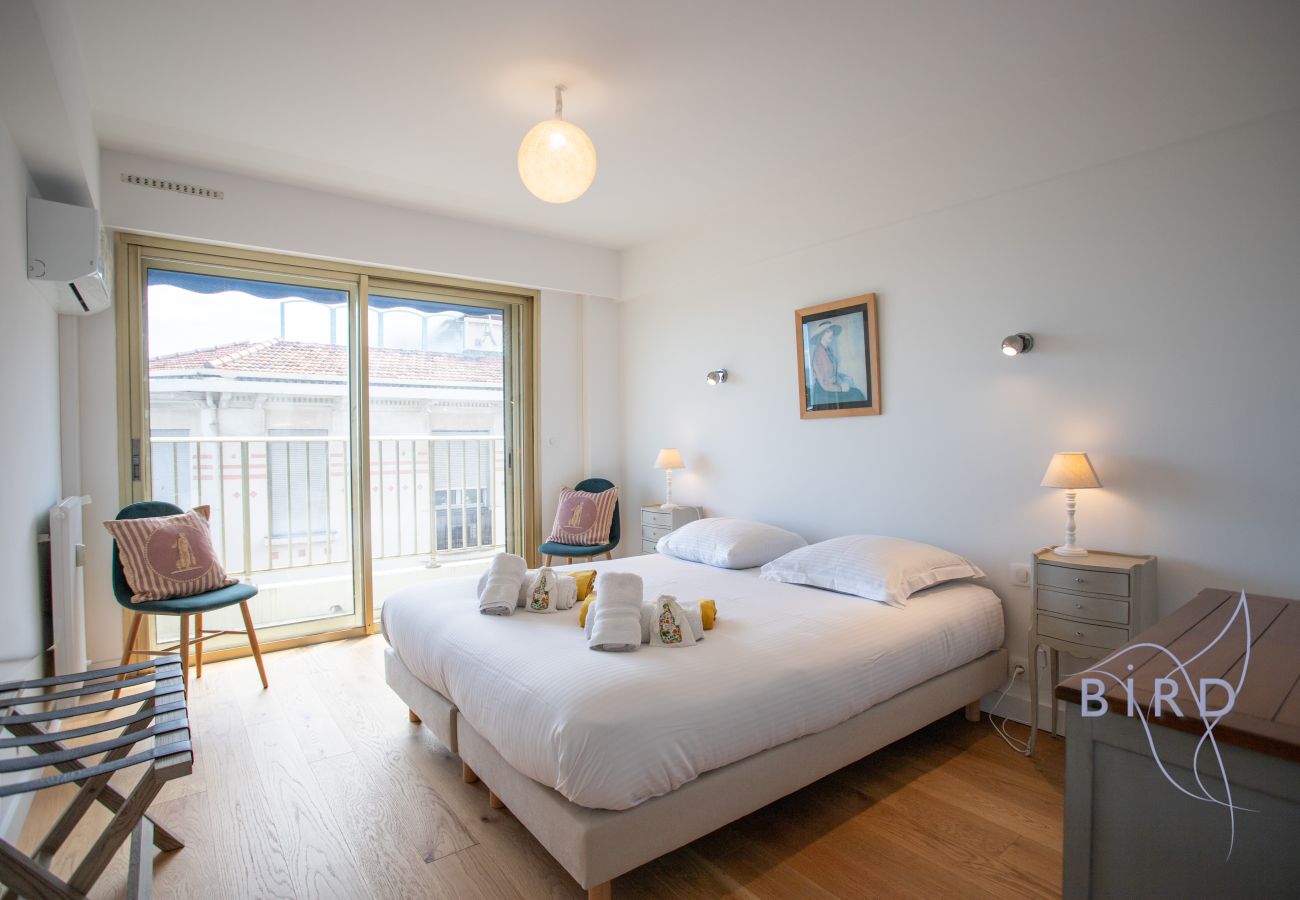 Appartement à Antibes - T3 d’exception avec terrasse & vue mer/port/Fort Vauban