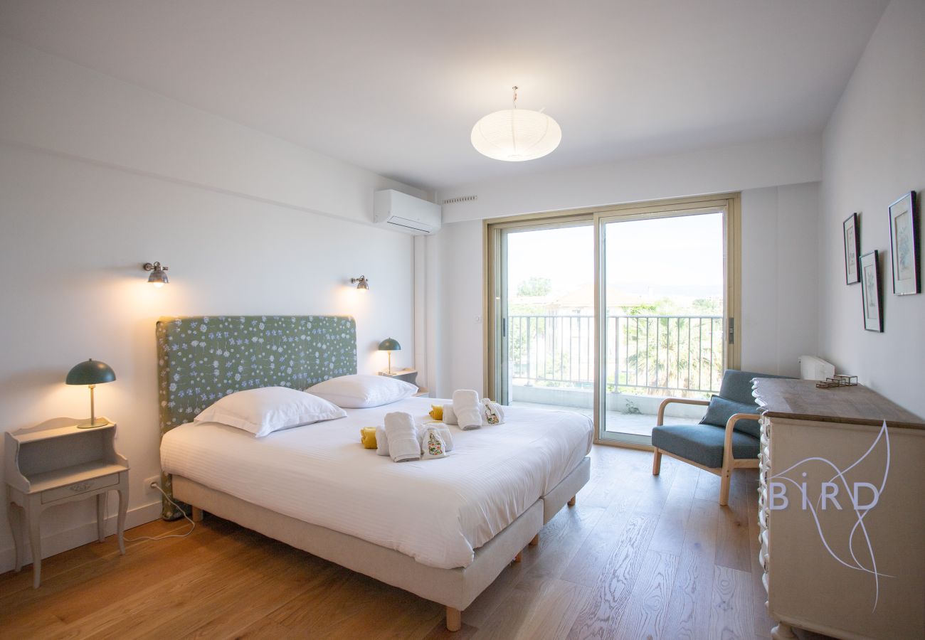Appartement à Antibes - T3 d’exception avec terrasse & vue mer/port/Fort Vauban