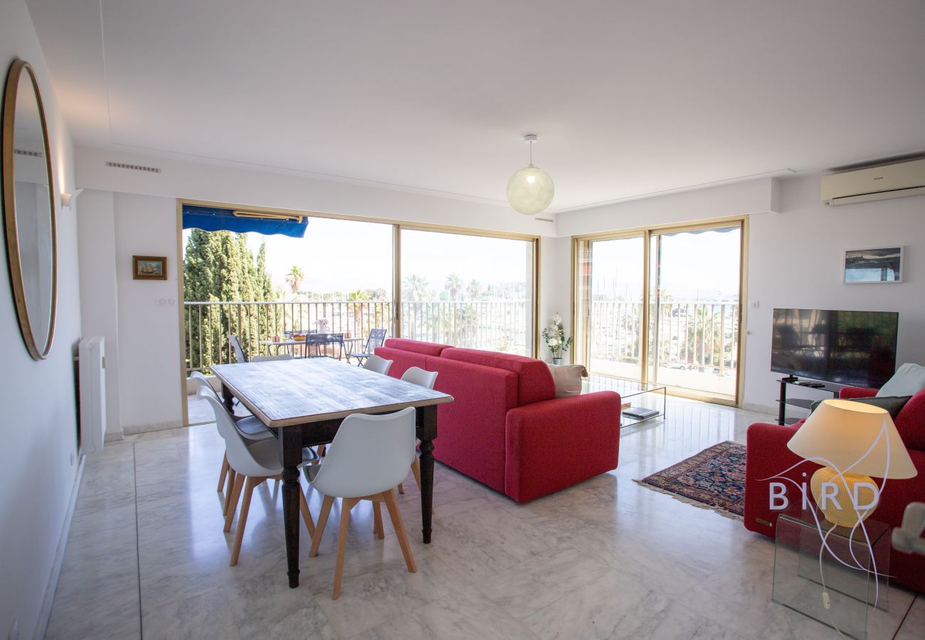 Appartement à Antibes - T3 d’exception avec terrasse & vue mer/port/Fort Vauban