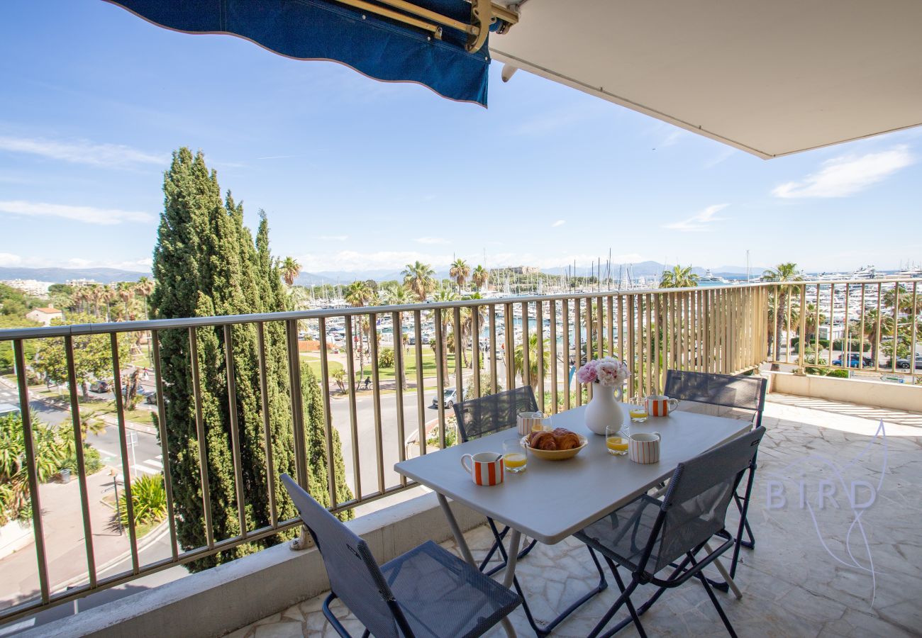 Appartement à Antibes - T3 d’exception avec terrasse & vue mer/port/Fort Vauban