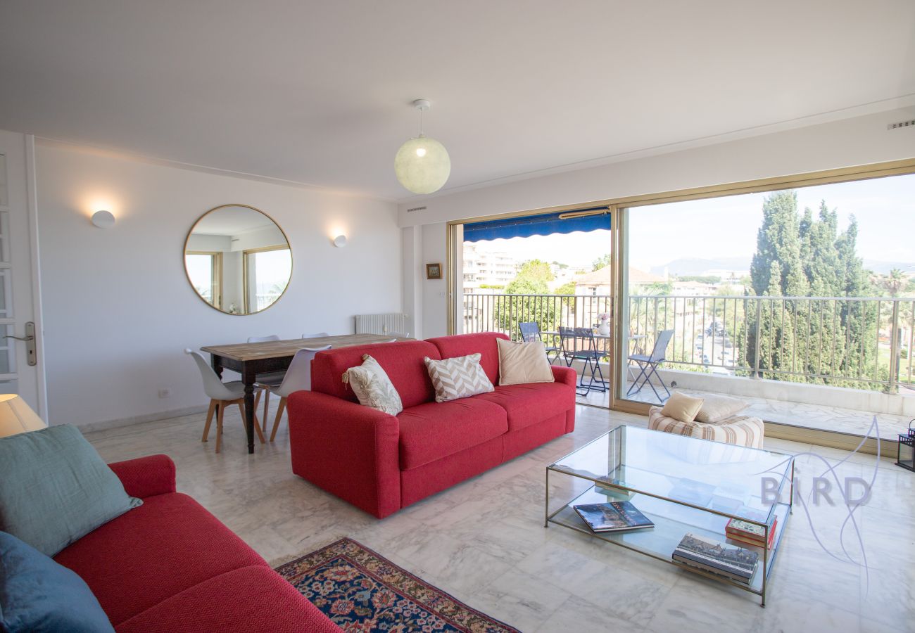 Appartement à Antibes - T3 d’exception avec terrasse & vue mer/port/Fort Vauban