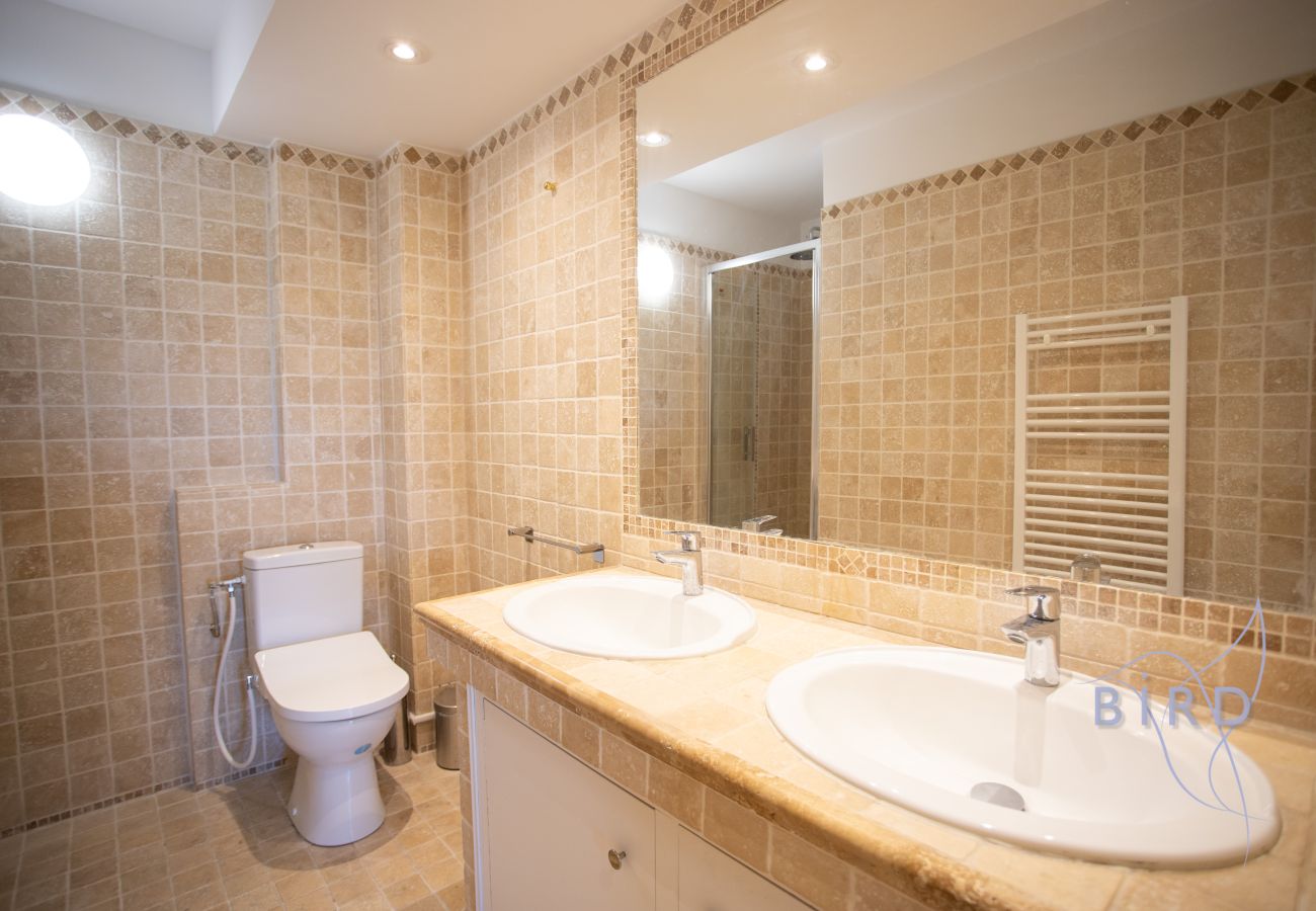 Appartement à Antibes - T3 d’exception avec terrasse & vue mer/port/Fort Vauban