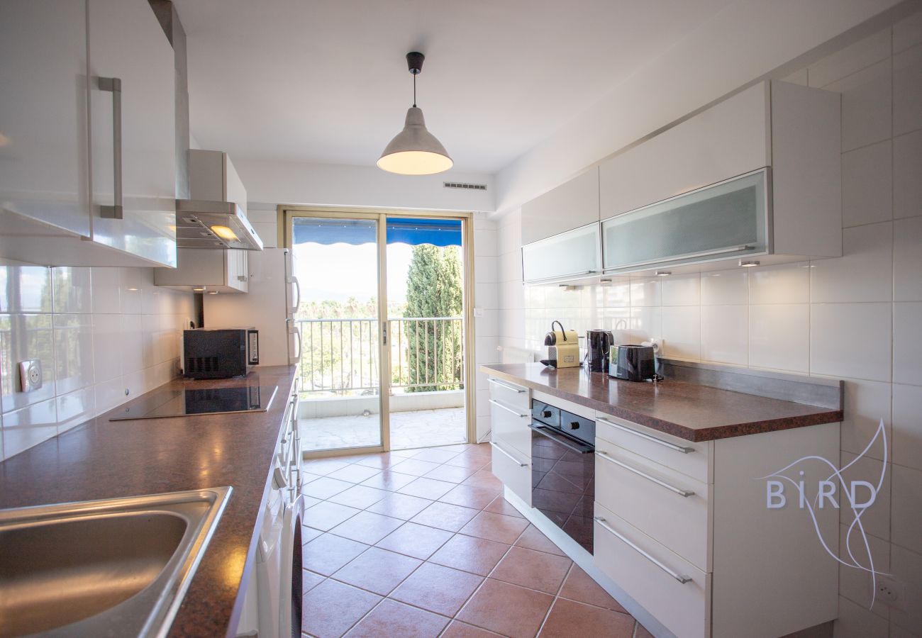 Appartement à Antibes - T3 d’exception avec terrasse & vue mer/port/Fort Vauban