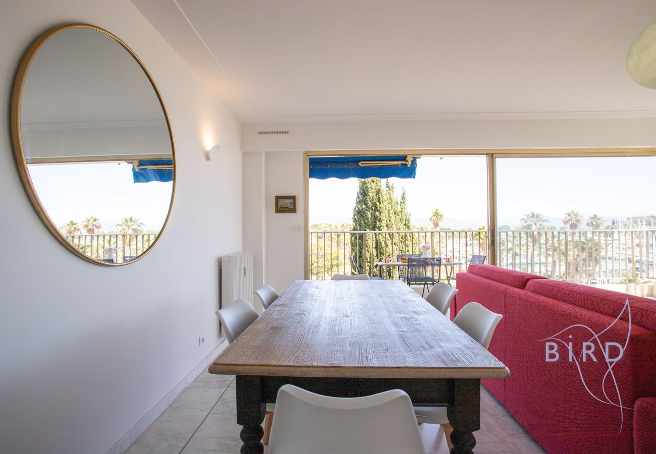 Appartement à Antibes - T3 d’exception avec terrasse & vue mer/port/Fort Vauban