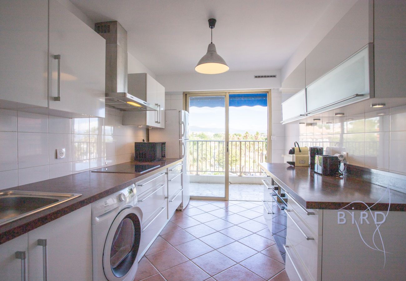 Appartement à Antibes - T3 d’exception avec terrasse & vue mer/port/Fort Vauban