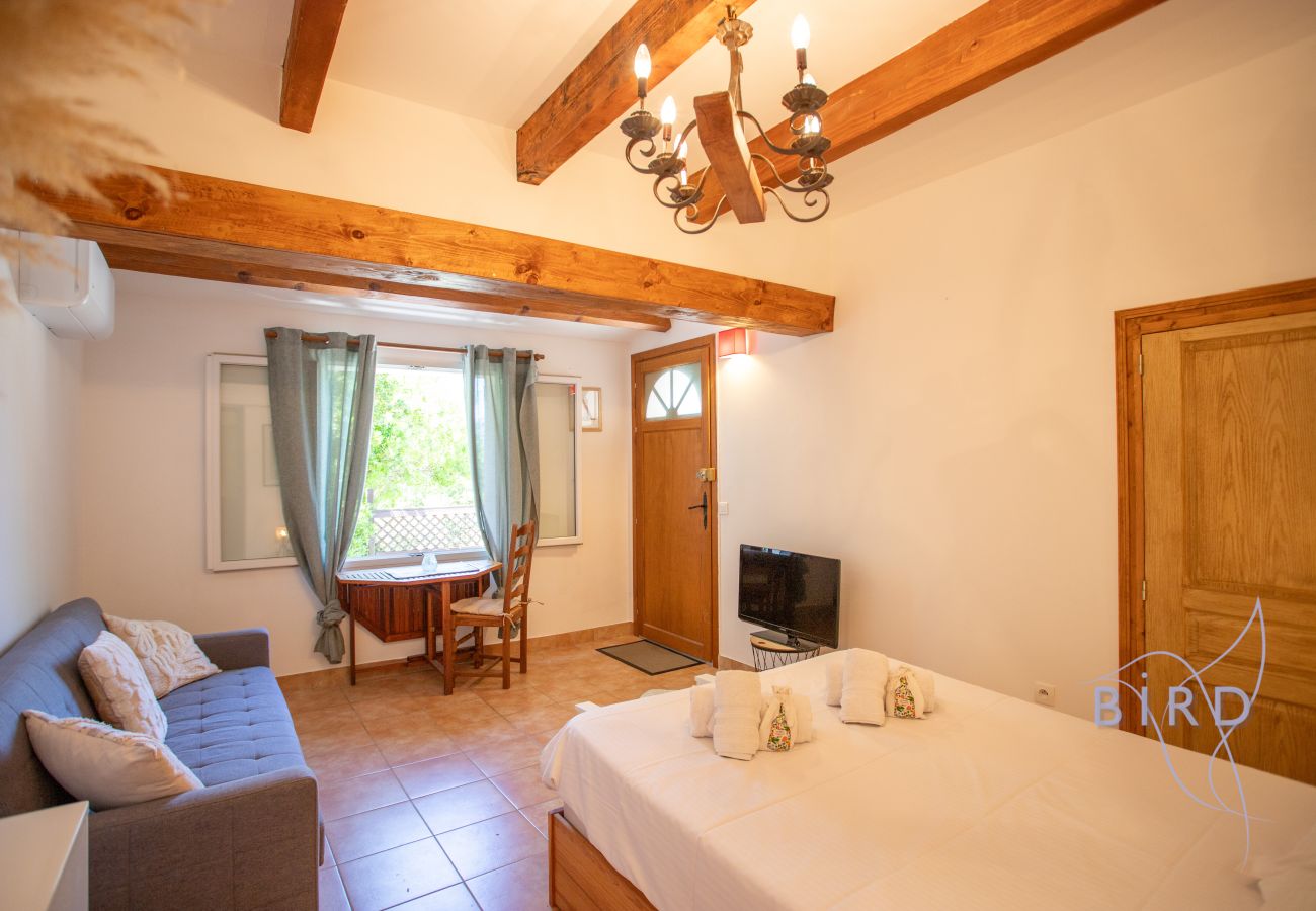 Studio à Saint-Paul-en-Forêt - Studio climatisé avec piscine et terrasse