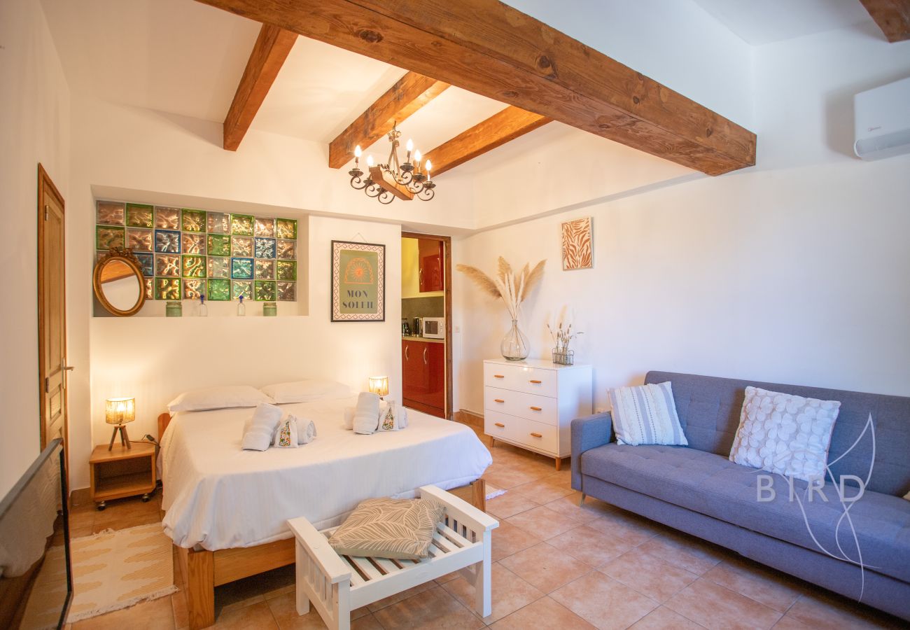Studio à Saint-Paul-en-Forêt - Studio climatisé avec piscine et terrasse