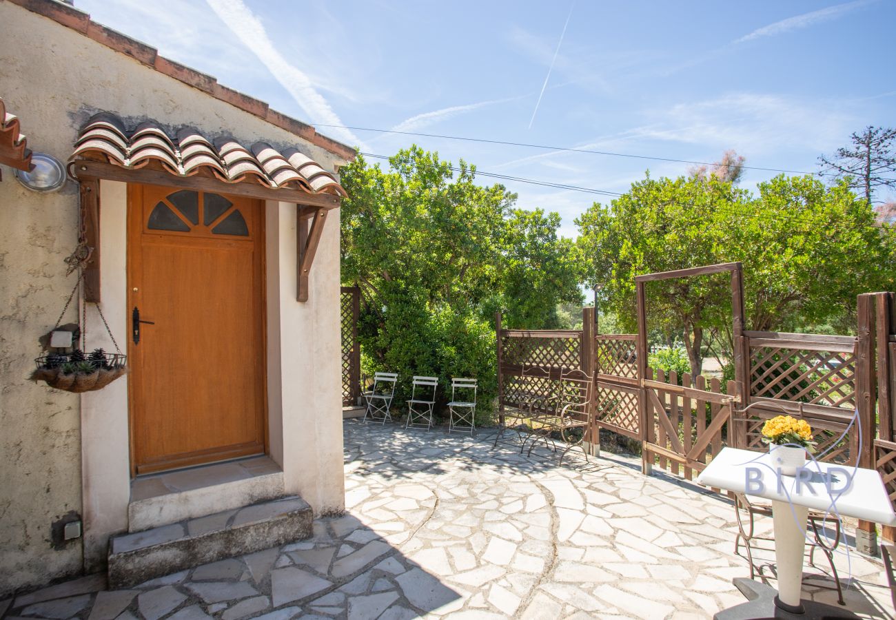 Studio à Saint-Paul-en-Forêt - Studio climatisé avec piscine et terrasse