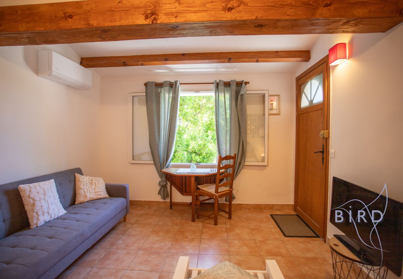 Studio à Saint-Paul-en-Forêt - Studio climatisé avec piscine et terrasse