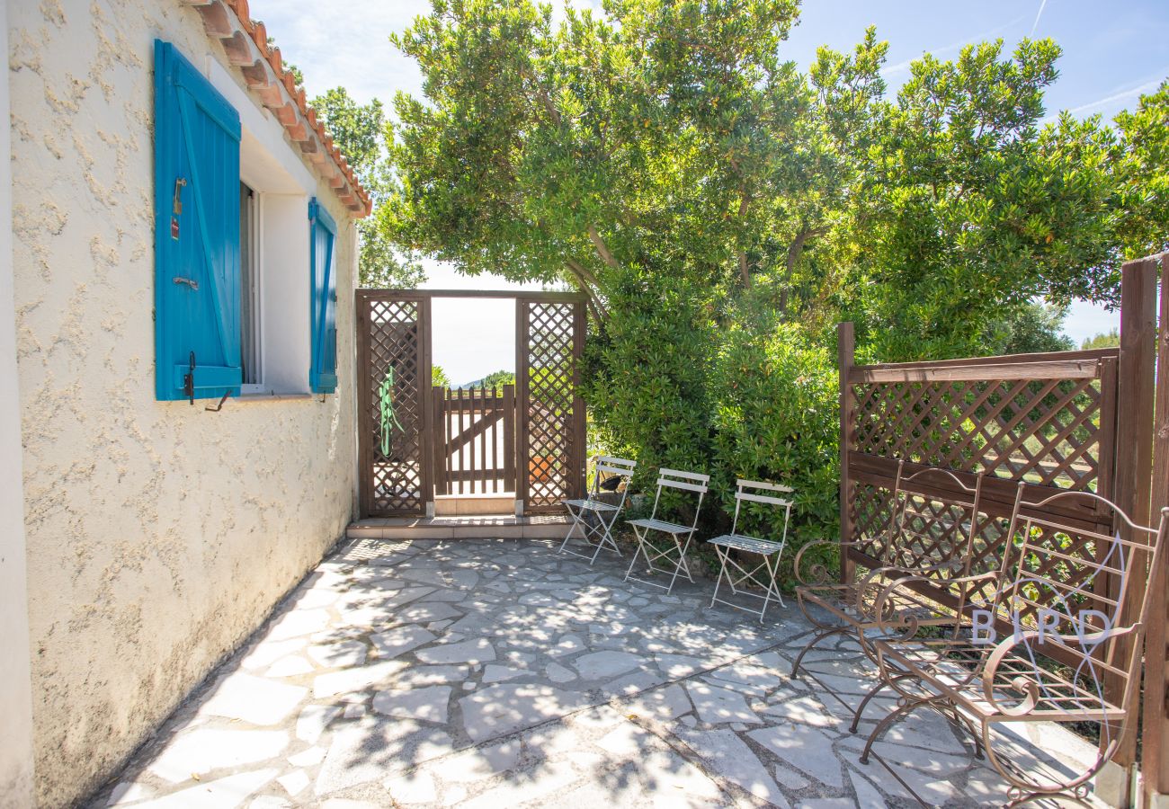 Studio à Saint-Paul-en-Forêt - Studio climatisé avec piscine et terrasse