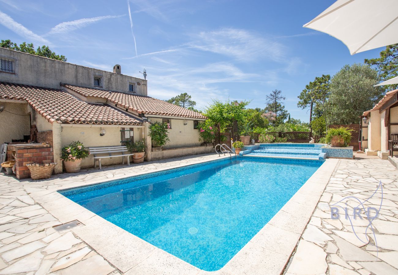 Studio à Saint-Paul-en-Forêt - Studio climatisé avec piscine et terrasse